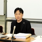 神戸地裁判決を受け、会見する原告代理人の奥村昌裕弁護士（中央）ら＝２４日午後、神戸市中央区