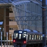 ２５日で発生から２１年となる脱線事故の現場周辺。通過する車両では乗務員が頭を下げていた＝２４日午後６時５１分、尼崎市久々知３（撮影・大田将之）