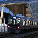 ２５日で発生から２１年となる脱線事故の現場周辺。通過する車両では乗務員が頭を下げていた＝２４日午後６時５１分、尼崎市久々知３（撮影・大田将之）