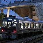 ２５日で発生から２１年となる脱線事故の現場周辺。通過する車両では乗務員が頭を下げていた＝２４日午後６時５１分、尼崎市久々知３（撮影・大田将之）