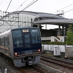 ２５日で発生から２１年となる脱線事故の現場周辺。通過する車両では乗務員が頭を下げていた＝２４日午後５時４７分、尼崎市久々知３（撮影・大田将之）