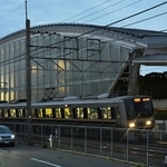 ２５日で発生から２１年となる脱線事故の現場周辺＝２４日午後６時４６分、尼崎市久々知西町２（撮影・大田将之）