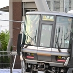 事故現場を通過する車両で、頭を下げる乗務員ら＝２５日午前６時１１分、尼崎市久々知３（撮影・風斗雅博）