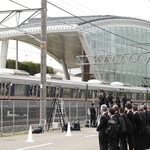 事故発生時刻が近づき、現場を通過する電車＝２５日午前９時１５分、尼崎市久々知西町２（撮影・笠原次郎）