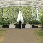 追悼慰霊式で「お詫びと追悼のことば」を述べるＪＲ西日本の倉坂昇治社長（中央）＝２５日午前９時５６分、尼崎市久々知３（撮影・吉田敦史）