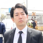 脱線事故で母を亡くした尾形麗さん＝２５日午前、尼崎市久々知西町２