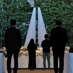 追悼施設「祈りの杜」では、日が暮れた後も献花の列が続いた＝２５日午後６時２４分、尼崎市久々知３（撮影・丸山桃奈）