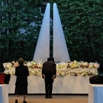 追悼施設「祈りの杜」では、日が暮れた後も献花の列が続いた＝２５日午後６時39分、尼崎市久々知３（撮影・丸山桃奈）