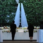 追悼施設「祈りの杜」では、日が暮れた後も献花の列が続いた＝２５日午後６時１２分、尼崎市久々知３（撮影・丸山桃奈）