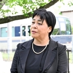 追悼式典後に犠牲になった夫への思いを現場近くで語る原口佳代さん＝２５日午前、尼崎市久々知西町２（撮影・斎藤雅志）