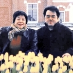 原口さんが今も自宅に飾る浩志さんとの写真