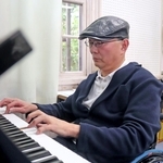 尼崎ＪＲ脱線事故で亡くなった石井勝さんの形見であるピアノを初めて弾く、兄の努さん＝25日午後、三田市南が丘２