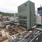 再整備工事が進む三宮周辺。新しく建つ高層ビルを巡るように歩行者デッキを設ける。中央はミント神戸＝神戸市中央区（撮影・丸山桃奈）