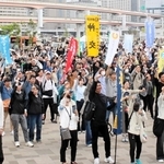 「がんばろう」と声を上げるメーデーの参加者たち＝２９日午前、神戸市中央区波止場町、メリケンパーク