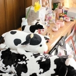 過労自死した女性獣医師の祭壇には、生前集めていた牛のぬいぐるみが飾られている＝兵庫県阪神地域