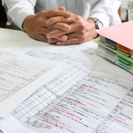 過労自死した女性獣医師の父親は長時間勤務の実態を調べた。「仕事終わらない」などＬＩＮＥのやりとりもつぶさに記載した＝兵庫県阪神地域（画像の一部を加工しています）