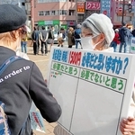 最低賃金引き上げについて「ひょうご非正規春闘実行委員会」が行った街頭アンケート＝２月、ＪＲ元町駅前（実行委提供）