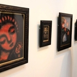 自作を見つめる石井一男さん＝２０２１年１１月、神戸市中央区山本通２、ギャラリー島田