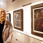 自作を見つめる石井一男さん＝２０１１年９月、神戸市灘区岩屋中町４、ＢＢプラザ美術館