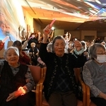 カラフルな光線を浴びながら「ディスコ」を楽しむ施設の利用者たち＝１９日、神戸市須磨区一ノ谷町３、須磨浦の里（撮影・大田将之）