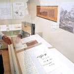 廃藩置県に伴い、旧姫路藩主で知藩事だった酒井忠邦を免職する太政官通知などが並ぶ展示室＝神戸市兵庫区中之島２、県立兵庫津ミュージアム