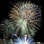 昨年のイベントで港の夜空を鮮やかに彩った花火＝神戸市中央区港島１から