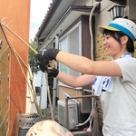 熊本地震直後に神戸大を休学し、被災した故郷で活動する佐々木わかばさん＝２０１６年夏、熊本県西原村（佐々木さん提供）