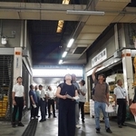 老朽化した市場施設の見学をするあり方検討委員会の委員ら＝２０２５年９月、明石市藤江