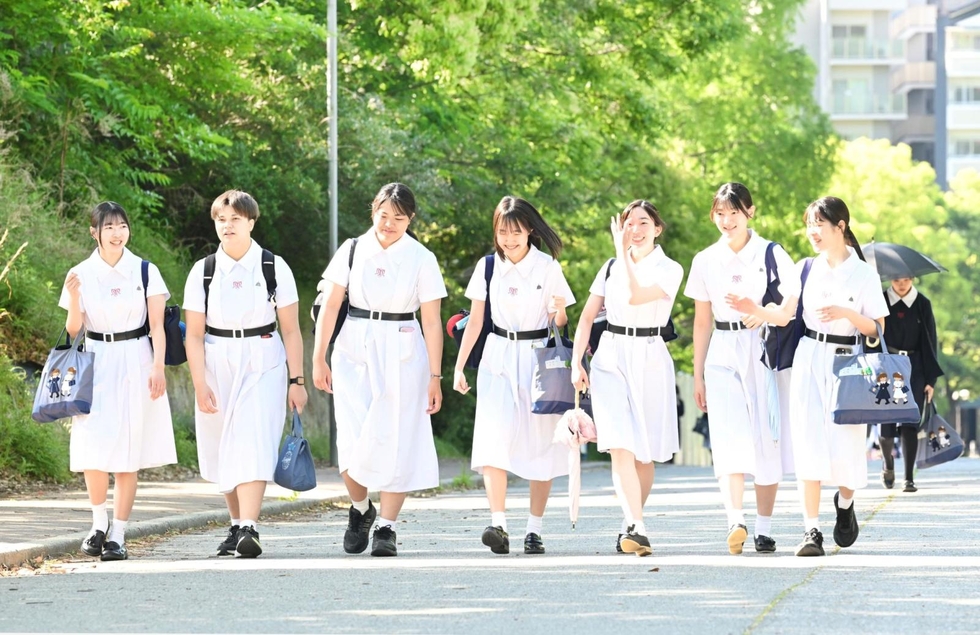 初夏の風物詩も様変わり 松蔭中高、共学化初の夏服に衣替え 伝統の白い