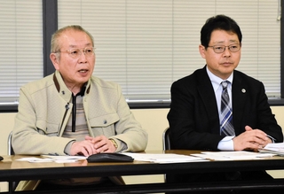 西須磨地区の須磨多聞線の反対運動終結を表明した調停団団長の宗岡明弘さん（左）と弁護士の津久井進さん＝１日午後、神戸市中央区（撮影・篠原拓真）