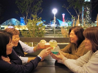 神戸港の夜景を見ながら乾杯する女性客たち＝神戸市中央区新港町、トゥーストゥースマート　フードホール＆ナイトフェス