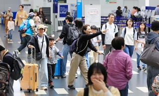 大型連休後半の５連休が始まり、利用客でにぎわう神戸空港＝２日午前、神戸市中央区（撮影・鈴木雅之）