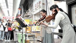 神戸市室内管弦楽団の楽団員がなじみのある曲を奏でたミニコンサート＝神戸市中央区、大安亭市場