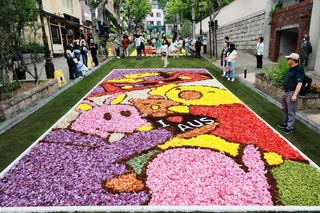 花の絵で彩られた神戸・北野坂＝３日午後、神戸市中央区山本通（撮影・鈴木雅之）
