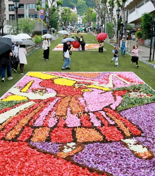 花の絵で彩られた神戸・北野坂＝３日午後、神戸市中央区山本通（撮影・鈴木雅之）