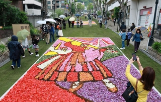 花の絵で彩られた神戸・北野坂＝３日午後、神戸市中央区山本通（撮影・鈴木雅之）