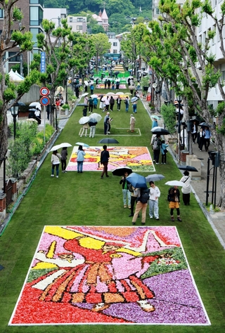 神戸・北野坂を彩る花の絵＝３日午後、神戸市中央区山本通（撮影・鈴木雅之）