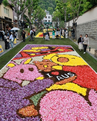 花絵で彩られた神戸・北野坂＝３日午後、神戸市中央区山本通（撮影・鈴木雅之）