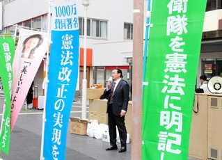 街頭で憲法改正の必要性などを訴える議員ら＝３日午前、神戸市中央区元町通１