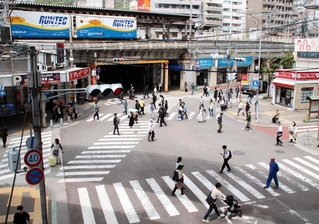三宮再整備に伴い、歩行者空間に変わる予定の交差点＝神戸市中央区旭通５