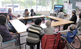 食事会で、カラオケを楽しむ高齢者ら＝洲本市畑田組