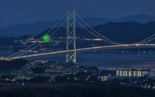 明石海峡大橋に並んだ車列＝５日夕、神戸市西区室谷１から望む（ドローンで撮影・斎藤雅志）