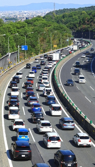 中国自動車道を大阪方面へと向かう車列＝５日午後、西宮市内（撮影・吉田敦史）