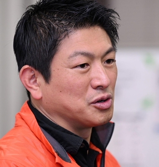 報道陣からの質問に答える参政党の神谷宗幣代表＝５日夜、神戸市中央区（撮影・風斗雅博）