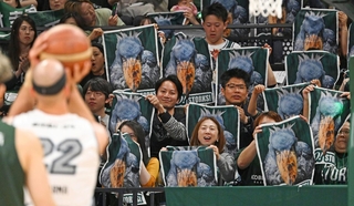 客席ではにらみを利かせるハシビロコウ。相手にプレッシャーを与える＝神戸市中央区のジーライオンアリーナ神戸