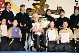 母校の兵庫高校書道部の生徒と記念写真に納まる井茂圭洞さん（中央）＝神戸市東灘区向洋町中２、神戸ファッション美術館オルビスホール