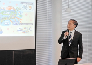 光ものづくりに関する研究や実用化について説明する津田明彦拠点長＝神戸市中央区港島南町７