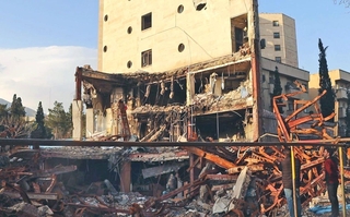 イランの首都テヘランで、爆撃を受けて破壊された建物（いずれも神戸国際支縁機構提供）