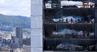 街並みにそびえ立つように建設中の神戸三宮ツインゲート１期ビル＝神戸市中央区雲井通７から