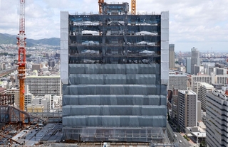 街並みの中でそびえ立つ建設中の神戸三宮ツインゲート１期ビル＝神戸市中央区雲井通７から